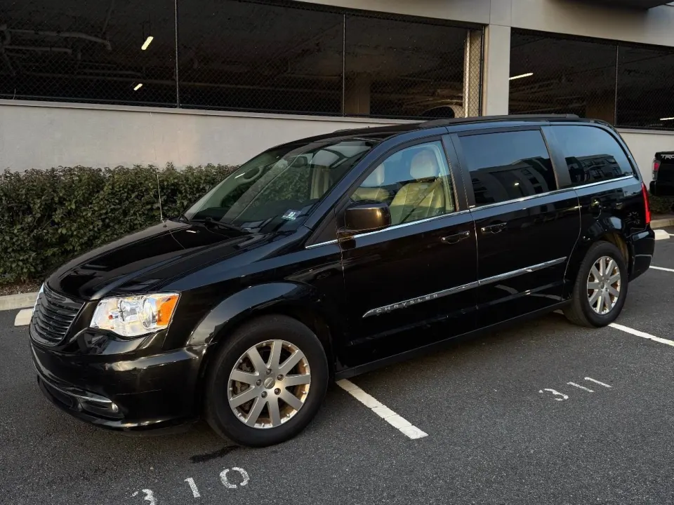 Chrysler Town & Country, black
